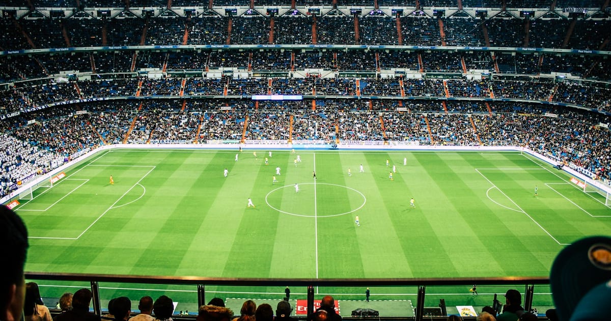 Un pallone su un campo da calcio